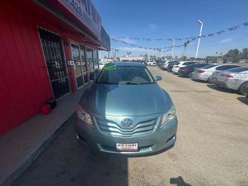 Used 2010 Toyota Camry LE image 4