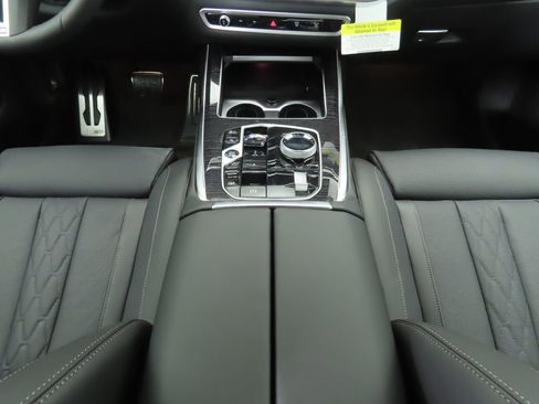 New 2026 BMW X7 M60i image 16
