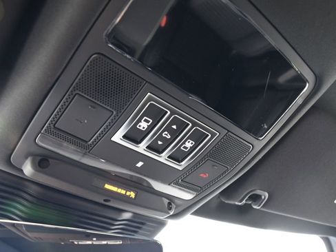 Used 2025 Land Rover Discovery Dynamic SE image 33