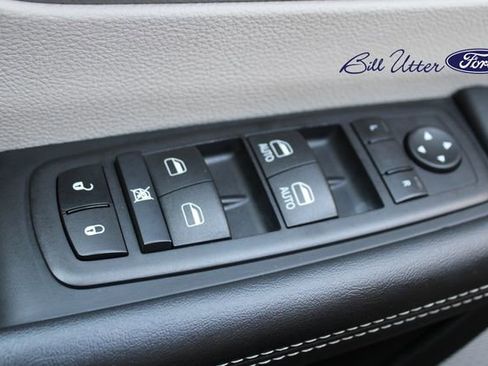 Used 2024 Chrysler Pacifica Touring-L FWD image 21