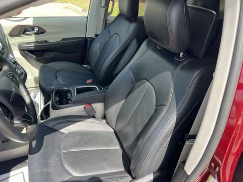 Certified 2019 Chrysler Pacifica Touring-L Plus image 48