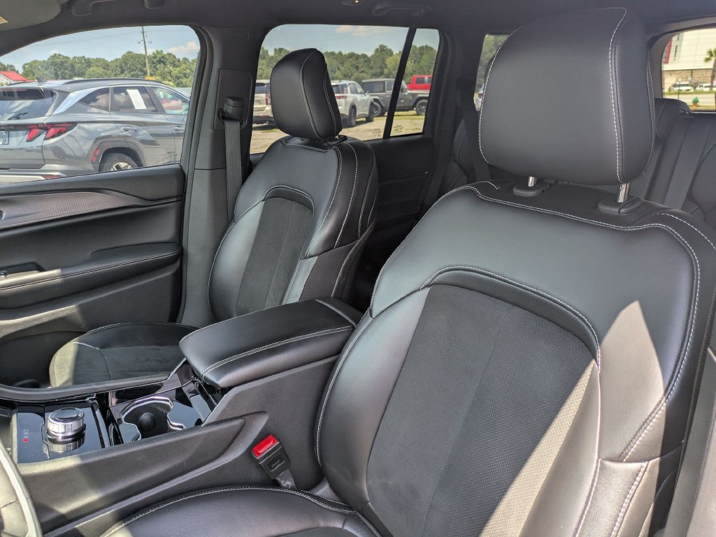 Used 2023 Jeep Grand Cherokee Altitude RWD image 14