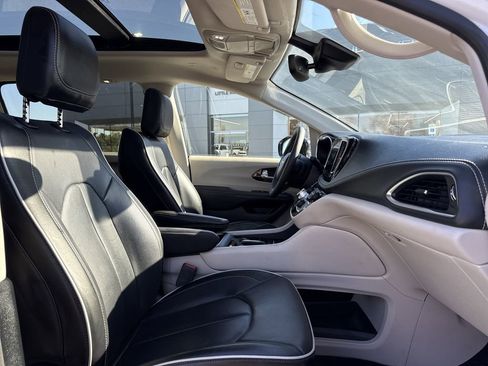 Used 2024 Chrysler Pacifica Limited image 23