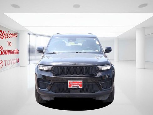 Used 2024 Jeep Grand Cherokee Altitude AWD/4WD image 3