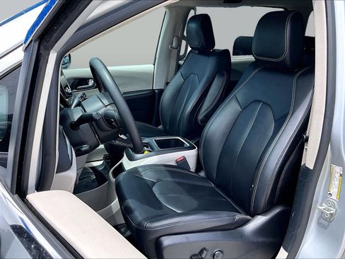 Used 2024 Chrysler Pacifica Touring-L FWD image 8