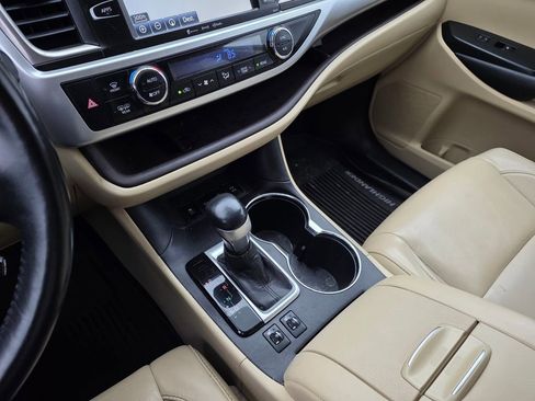 Used 2018 Toyota Highlander XLE image 21