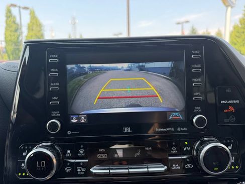 Used 2022 Toyota Highlander Limited AWD/4WD image 16