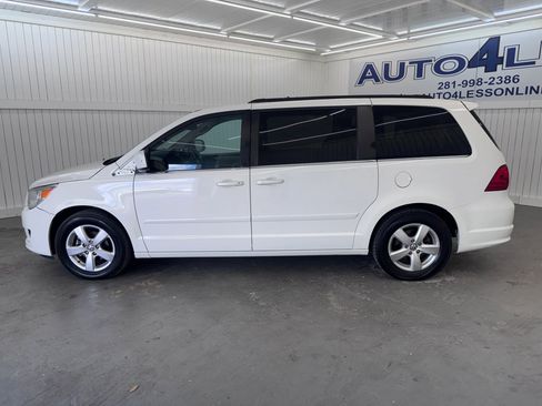 Used 2011 Volkswagen Routan SE image 8