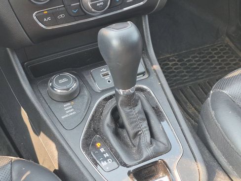 Used 2019 Jeep Cherokee Limited w/ Technology Group AWD/4WD image 24