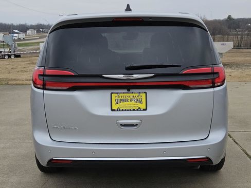 New 2026 Chrysler Pacifica Select image 4