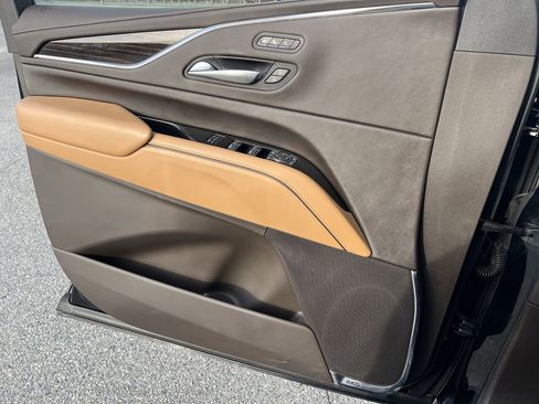 Used 2021 Cadillac Escalade Premium Luxury image 22