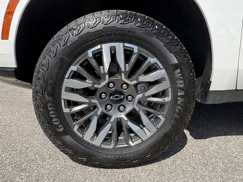 Used 2025 Chevrolet Suburban Z71 AWD/4WD image 10