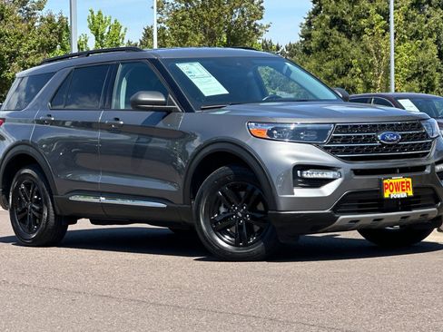 Used 2023 Ford Explorer XLT w/ Equipment Group 202A AWD/4WD image 2