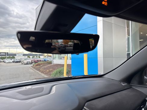 Used 2023 Chevrolet Traverse LT w/ Rear Camera Mirror Package image 32