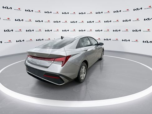 Used 2025 Hyundai Elantra SE FWD image 8