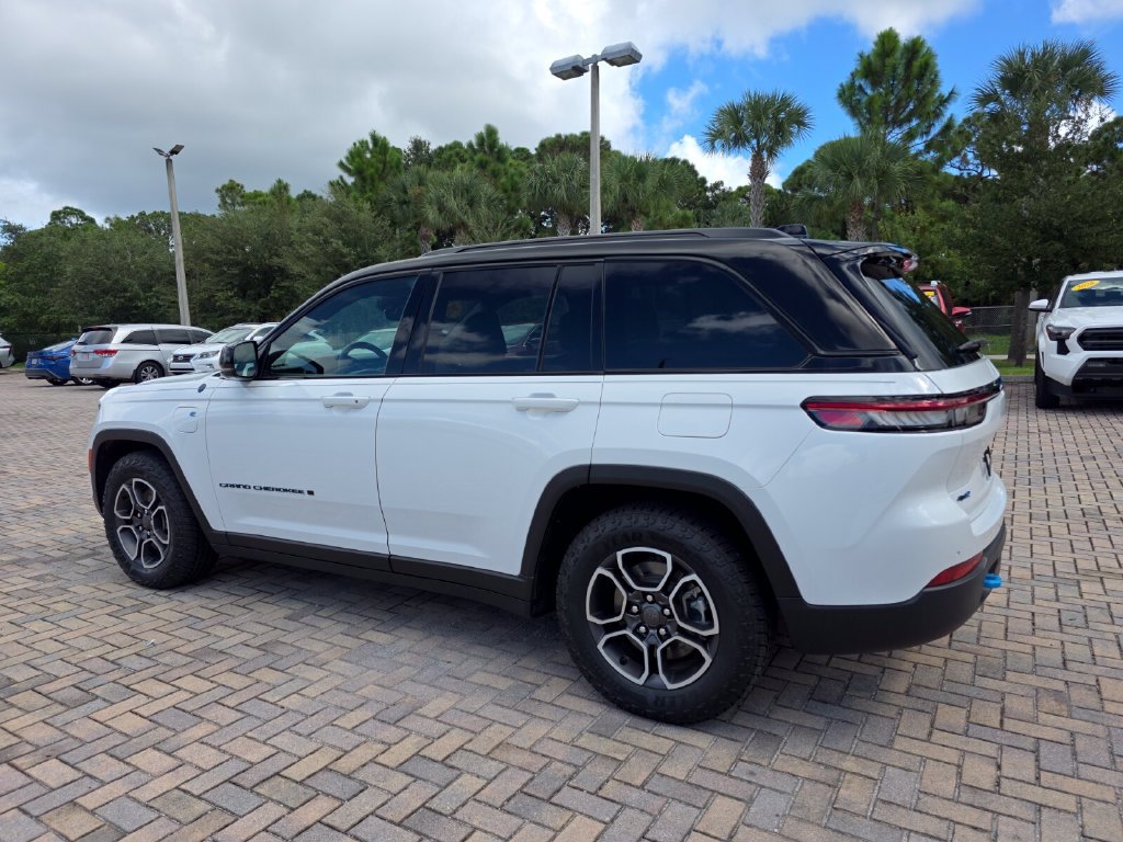 Used 2024 Jeep Grand Cherokee Trailhawk w/ Advanced Protech Group II AWD/4WD image 9