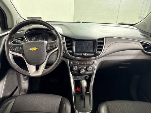 Used 2020 Chevrolet Trax LT w/ LT Convenience Package image 18