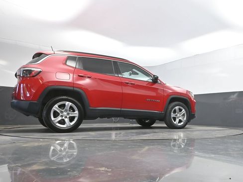 Used 2024 Jeep Compass Latitude AWD/4WD image 38