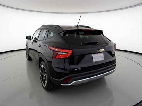 Used 2025 Chevrolet Trax LT FWD image 6