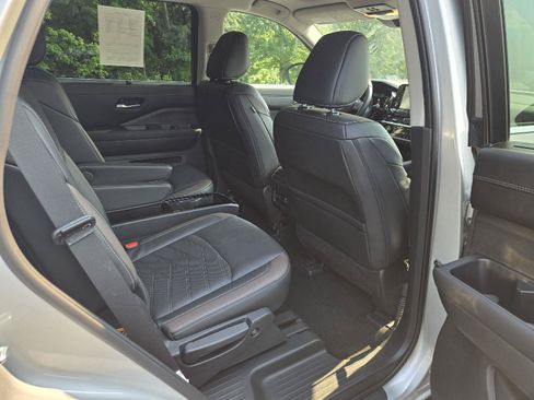 Used 2025 Nissan Pathfinder Platinum AWD/4WD image 28