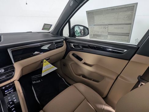 Certified 2026 Porsche Macan AWD/4WD image 23