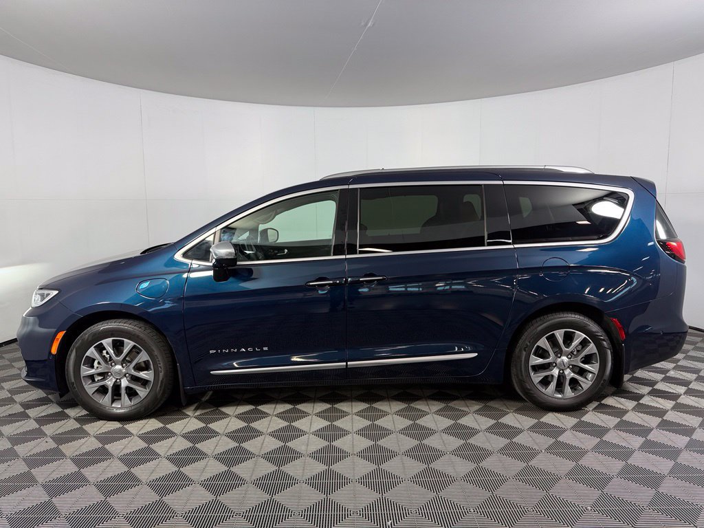 Used 2023 Chrysler Pacifica Pinnacle FWD image 10