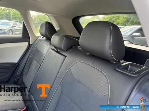 Used 2025 Volkswagen Taos SE w/ Panoramic Sunroof Package FWD image 9