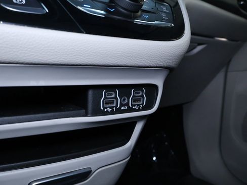 Used 2023 Chrysler Pacifica Touring-L image 35