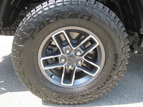 Certified 2025 Jeep Gladiator Mojave w/ Convenience Group AWD/4WD image 8