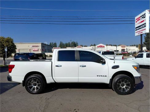 Used 2017 Nissan Titan SV image 3