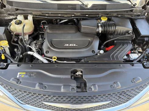 Used 2018 Chrysler Pacifica Touring Plus w/ Tire & Wheel Group FWD image 12
