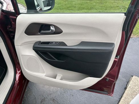 Used 2023 Chrysler Voyager LX FWD image 18
