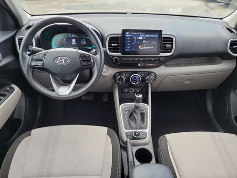 Used 2025 Hyundai Venue SEL FWD image 16