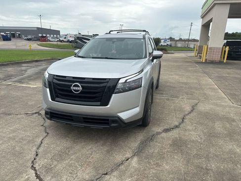 Used 2024 Nissan Pathfinder SV w/ SV Premium Package FWD image 4