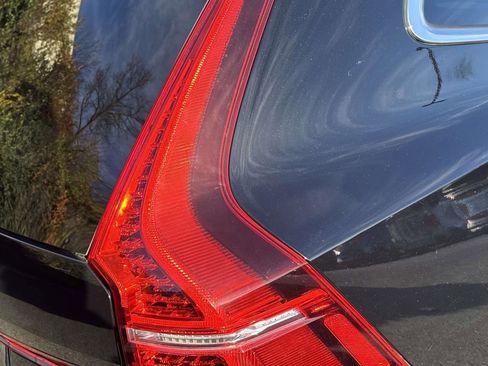 Used 2019 Volvo XC60 T5 Momentum w/ Multimedia Package image 11