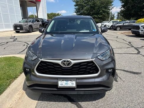 Used 2023 Toyota Highlander LE FWD image 4