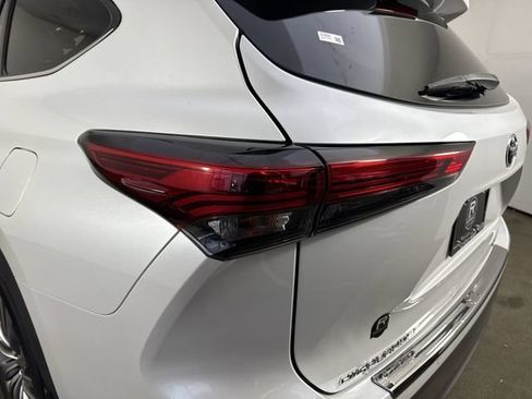 Used 2022 Toyota Highlander Platinum AWD/4WD image 33
