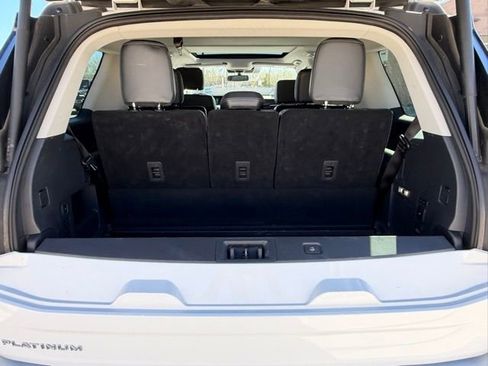 Used 2025 Ford Expedition Platinum image 15