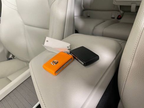 Certified 2024 Volvo XC60 T8 Plus w/ Protection Package Premier image 31