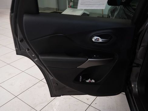 Used 2019 Jeep Cherokee Limited AWD/4WD image 17