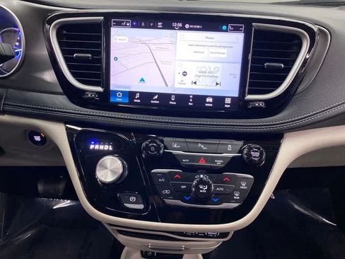 Used 2024 Chrysler Pacifica Limited FWD image 24