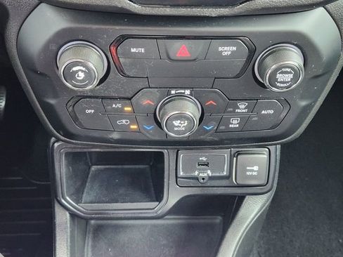 Used 2018 Jeep Renegade Limited w/ UConnect 8.4 Nav Group image 18