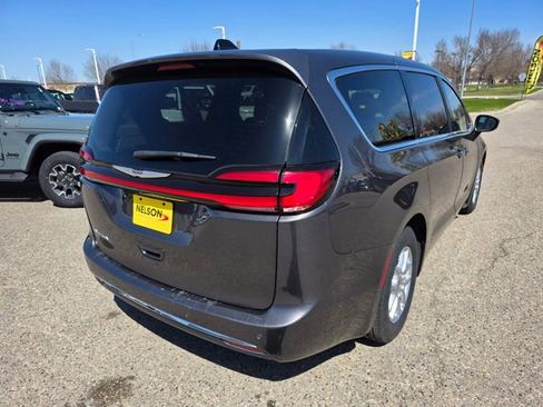 Used 2023 Chrysler Pacifica Touring-L FWD image 8