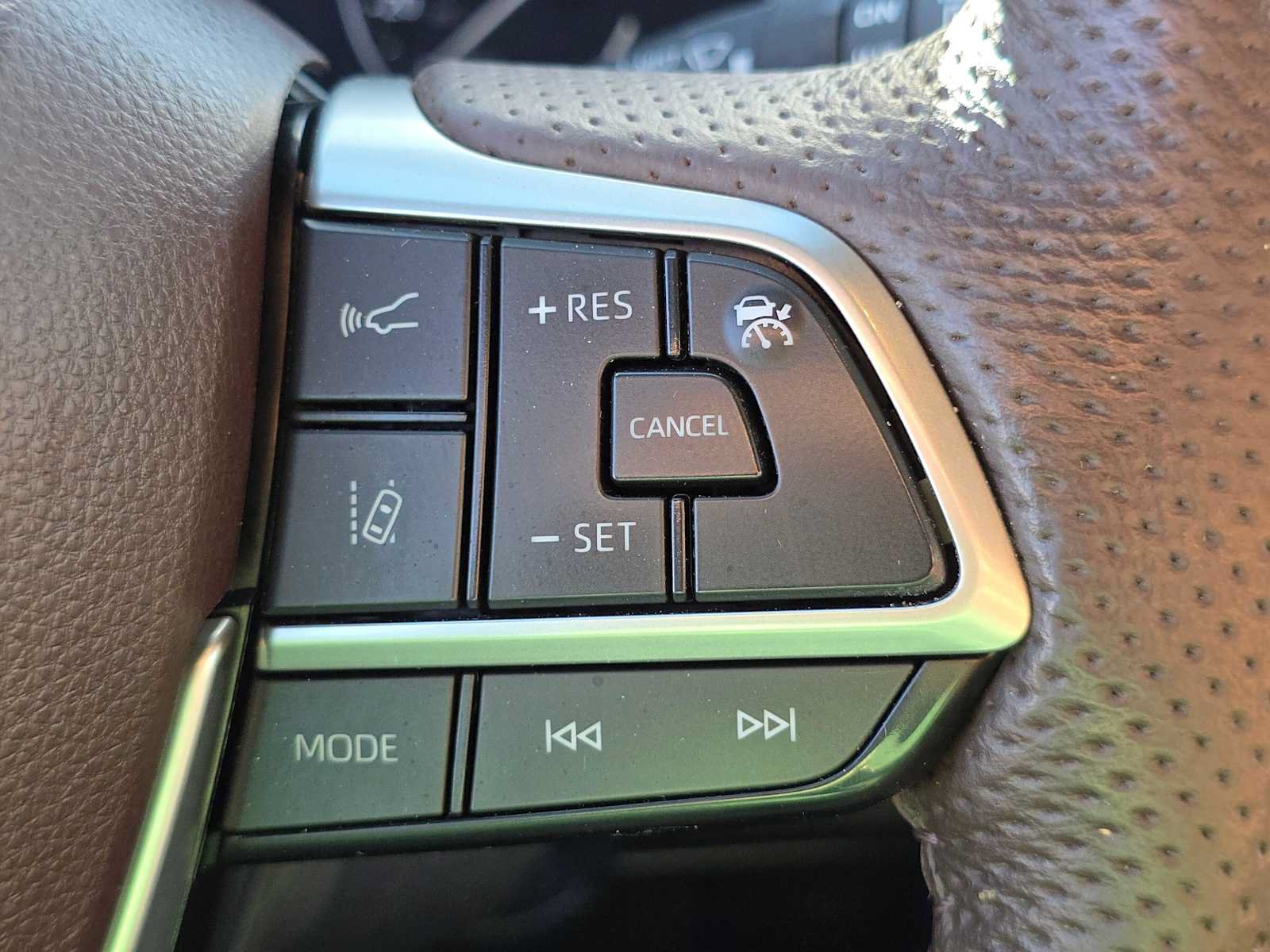 Used 2023 Toyota Sienna Platinum FWD image 33