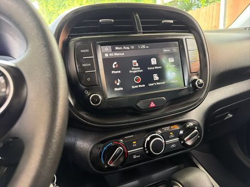 Used 2025 Kia Soul LX w/ LX Technology Package FWD image 23
