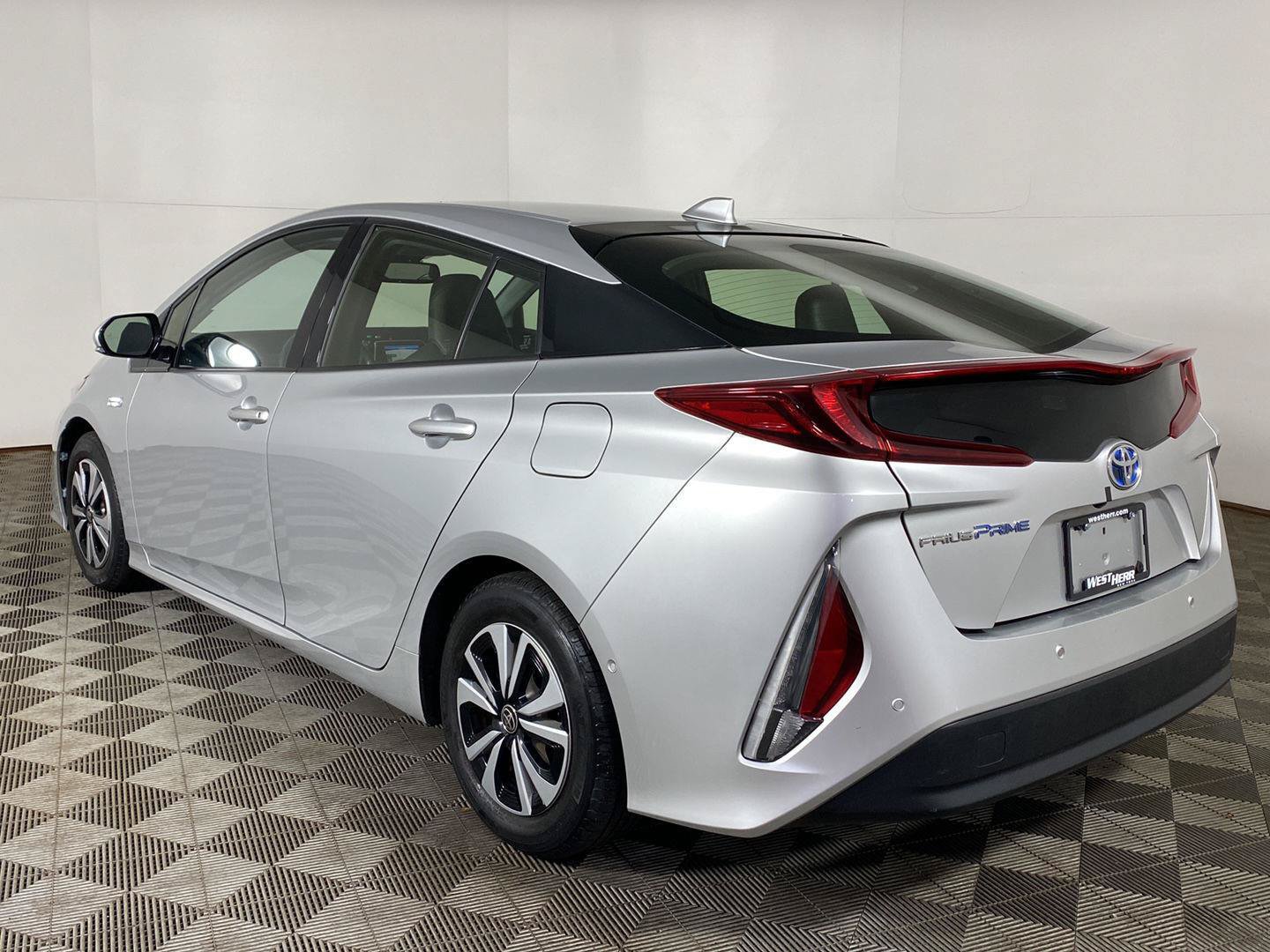 Used 2017 Toyota Prius Prime Advanced FWD image 4