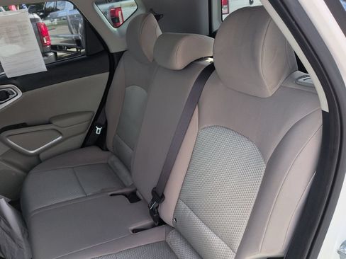 Used 2025 Kia Soul LX w/ LX Technology Package FWD image 13