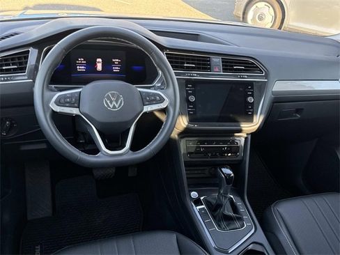 Used 2022 Volkswagen Tiguan SE w/ Panoramic Sunroof Package image 6