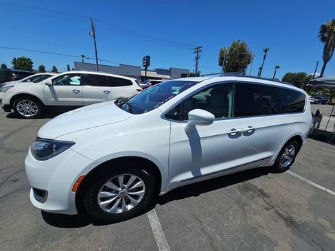 Used 2019 Chrysler Pacifica Touring-L FWD image 1