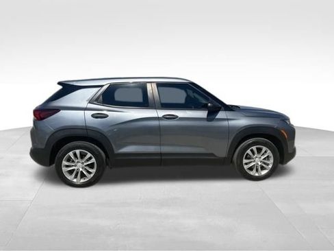 Used 2021 Chevrolet TrailBlazer LS FWD image 2